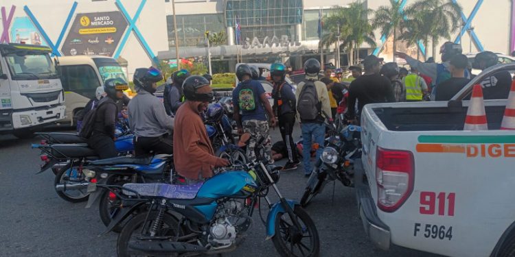 Motorista intenta escapar de Digesett y se estrella contra minibús en paso a desnivel de la Kennedy