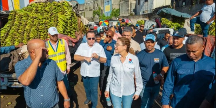 Paliza y Mejía recorren mercados de la Duarte y Villas Agrícolas