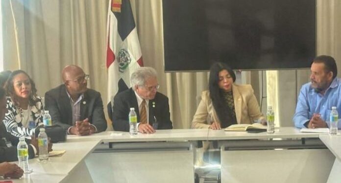 Yeni Berenice se reúne con una comisión del CMD para tratar caso de agresión a medico