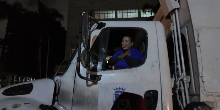 Sully, la inspiradora mujer que conduce un camión de basura en el DN