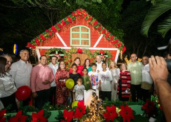 Raquel Peña ilumina el Cibao con el encendido de Villa Navidad en Santiago