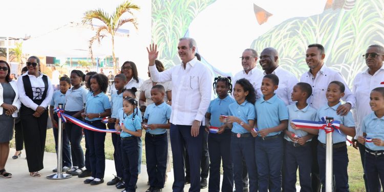 Presidente Abinader inaugura obras en San Pedro de Macorís