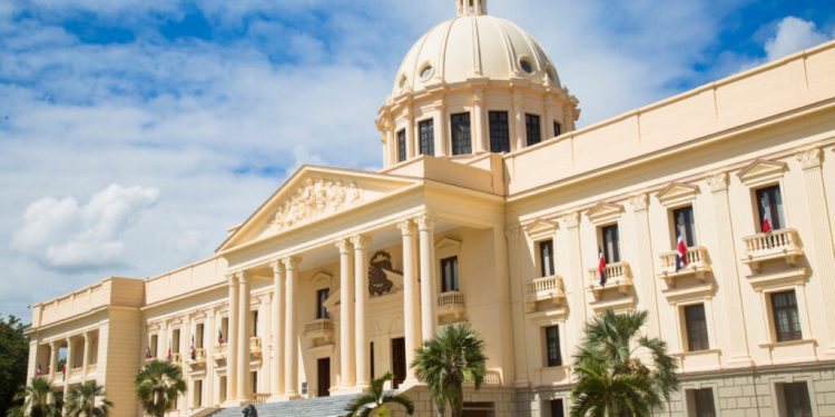 El Gobierno y el Colegio Médico Dominicano acuerdan aumento salarial