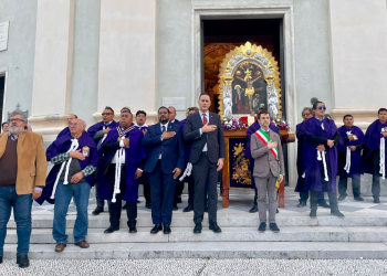 Nelson carela es invitado a celebrar la fiesta religiosa la hermandad del Señor