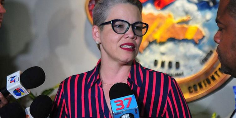 Cancelan a periodista Josefina Capellán de Interior y Policía