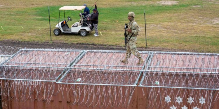 Estados Unidos envió a más de mil soldados a la frontera con México para cumplir la promesa de Trump