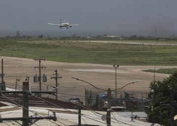 Las operaciones comerciales del principal aeropuerto de Haití siguen paralizadas