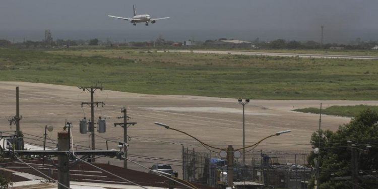 Las operaciones comerciales del principal aeropuerto de Haití siguen paralizadas