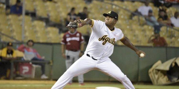 Enny Romero gana premio al Lanzador del Año de Lidom