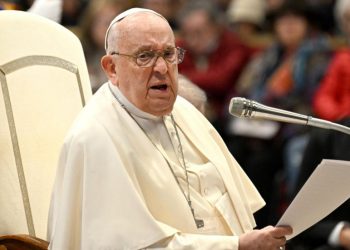 El papa Francisco sufre una caída en su casa y le inmovilizan el brazo por precaución