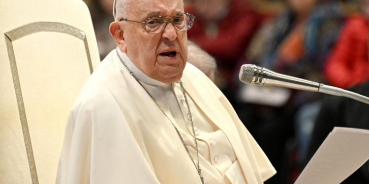El papa Francisco sufre una caída en su casa y le inmovilizan el brazo por precaución