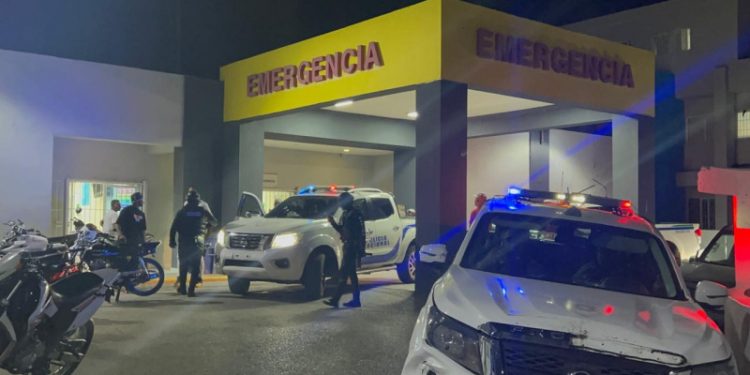 Agente hiere joven y comunitarios queman motor de la Policía en Polo, Barahona