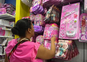 Padres apuestan por juguetes educativos en víspera de Reyes Magos