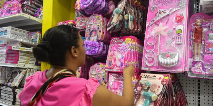 Padres apuestan por juguetes educativos en víspera de Reyes Magos