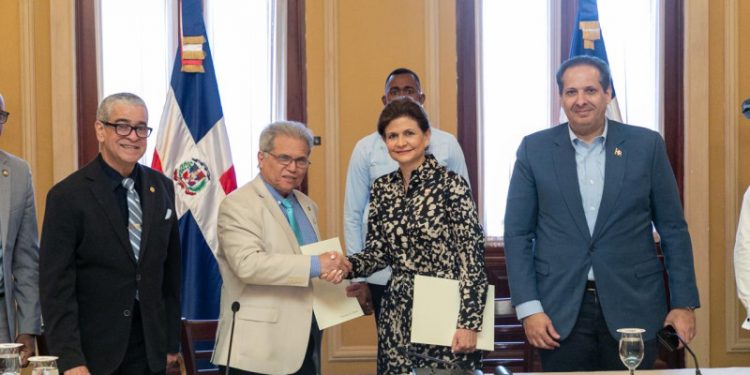 Médicos logran acuerdo de aumento salarial de un 25% con el Gobierno