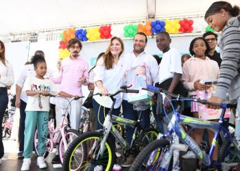 Niños intercambian miles de plásticos por juguetes