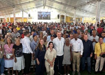 Abinader vuelve a su rutina: anuncia la entrega de 7,500 títulos de propiedad e inaugura varias obras