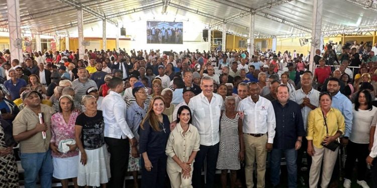 Abinader vuelve a su rutina: anuncia la entrega de 7,500 títulos de propiedad e inaugura varias obras