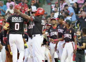 Leones propinan séptima derrota en línea a Águilas