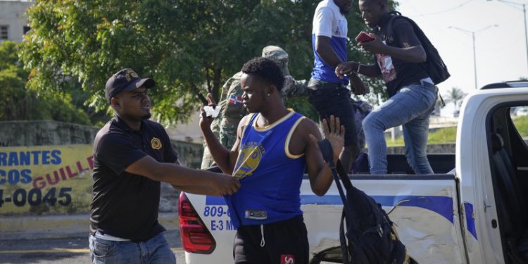 Ciudadanos solicitan desarme de haitianos en plan de seguridad