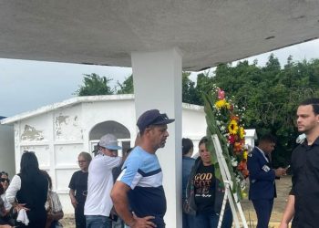 Sepultan madre e hija ultimadas por teniente PN; familiares le temen al fugitivo