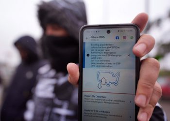 Cientos de migrantes quedan en el limbo tras suspensiones de visas