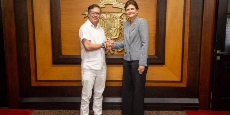 Raquel Peña recibió a Gustavo Petro en escala de su viaje hacia Haití