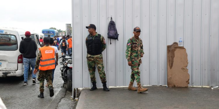 Militares vigilan kilómetro 9 para evitar buhoneros