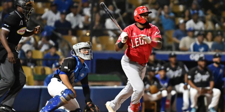 Brito y Gavin colocan al Escogido a una victoria de su corona número 17