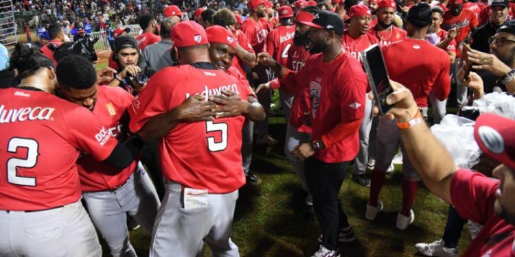 Abinader felicita a los Leones del Escogido