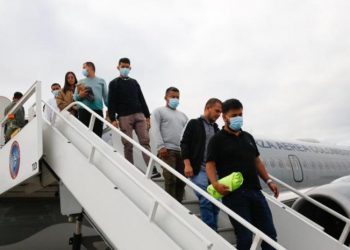 Petro recibe primer avión con 110 colombianos deportados de EE.UU.