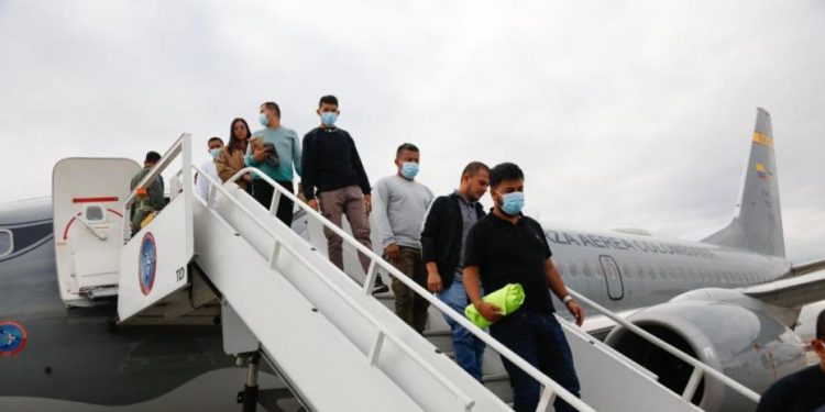Petro recibe primer avión con 110 colombianos deportados de EE.UU.