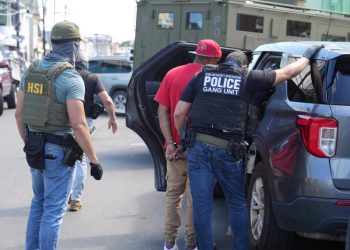 Trump frena préstamos y subvenciones a Puerto Rico mientras continúan las redadas