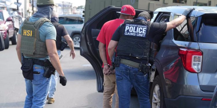 Trump frena préstamos y subvenciones a Puerto Rico mientras continúan las redadas