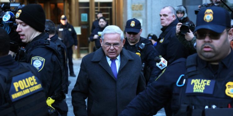 Bob Menéndez, exsenador de EE.UU. condenado a prisión, asegura es inocente