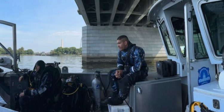 Anthony Gatón: El dominicano que trabaja como buzo en accidente aéreo en Washington
