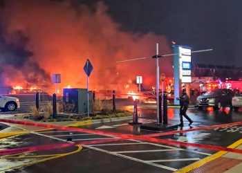 "Varios muertos" tras estrellarse avioneta en zona residencial de Filadelfia