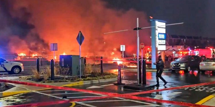 "Varios muertos" tras estrellarse avioneta en zona residencial de Filadelfia