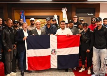 Leones del Escogido reciben la bandera nacional antes de partir a la Serie del Caribe 2025