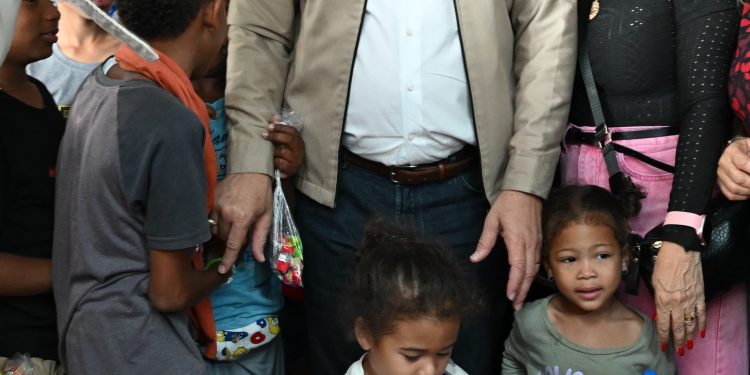 Alcalde Ulises Rodríguez entrega juguetes a niños de distintas comunidades de Santiago