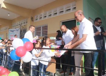Entregan juguetes por Día de Reyes a niños escuela La Javilla en Puñal