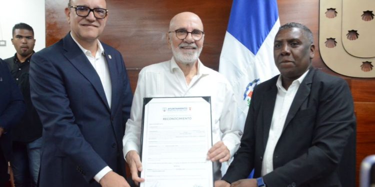 José Guillermo Sued es declarado “Hijo Distinguido” de Santiago