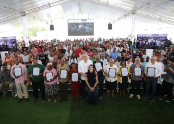 Presidente Abinader entrega 708 títulos de propiedad en Batey Palavé que beneficiarán a 2,832 personas; mandatario estuvo acompañado de primera dama Raquel Arbaje