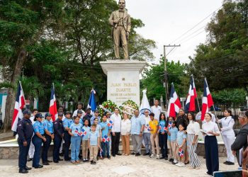 Daniel Rivera deposita ofrenda floral en busto de Duarte en honor al 212 aniversario de su natalicio
