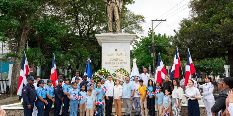 Daniel Rivera deposita ofrenda floral en busto de Duarte en honor al 212 aniversario de su natalicio
