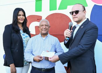 Alcaldía de Santiago entrega recursos a grupos de Lechones para el Carnaval 2025.