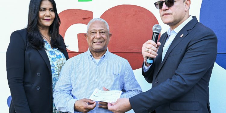 Alcaldía de Santiago entrega recursos a grupos de Lechones para el Carnaval 2025.