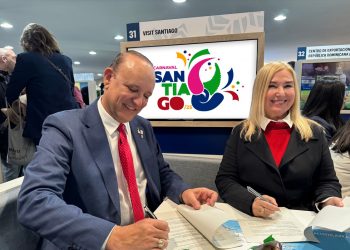 Alcaldía de Santiago y tours operadores firman acuerdo en FITUR para llevar turistas al Carnaval de Santiago.