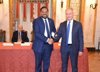 Condecoran al Cónsul Nelson carela