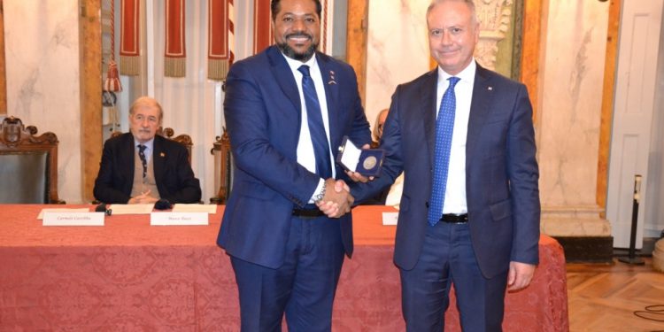 Condecoran al Cónsul Nelson carela